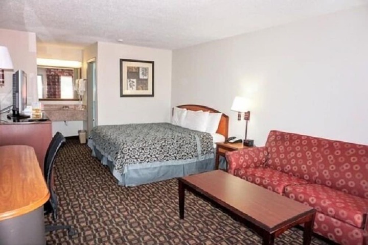 Room 6 of 25