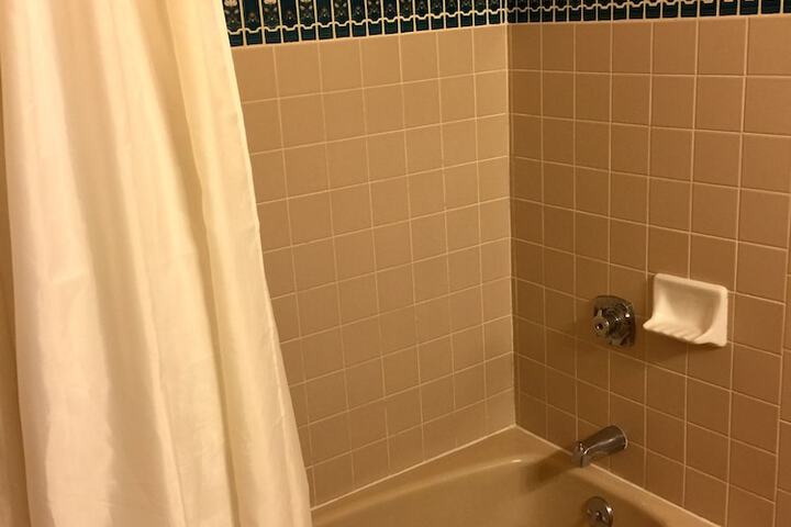 Room 27 of 82