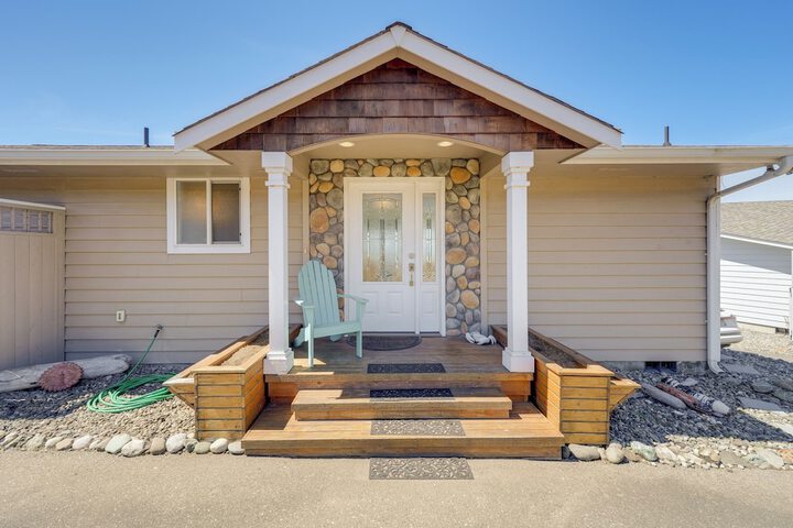 Stunning Home in Coupeville w / Deck + Beach Access