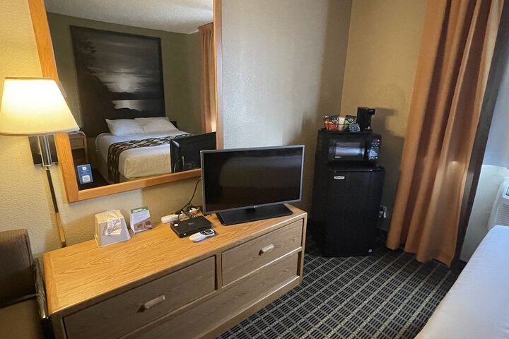 Room 6 of 8