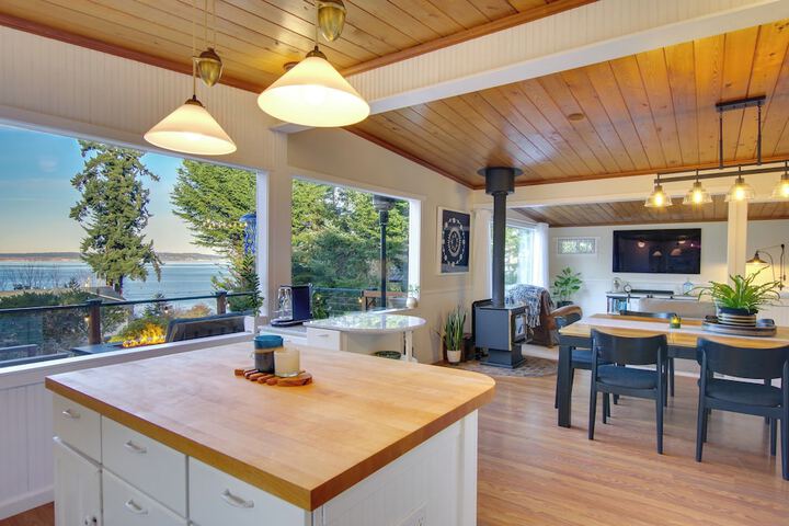 Puget Sound Cottage w / Private Community Beach!