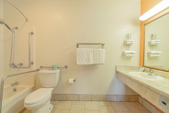 Regency Inn & Suites by OYO Bay City TX
