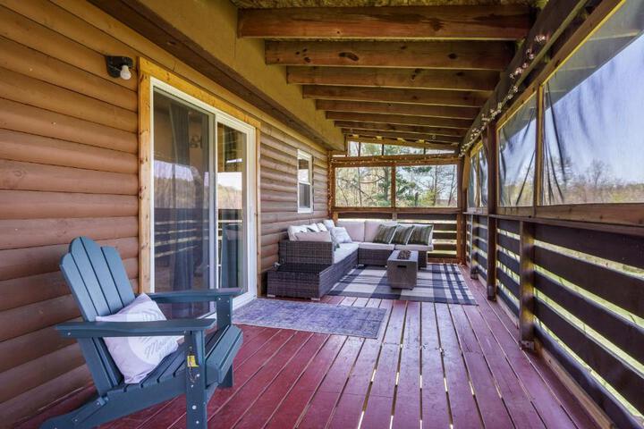 Spacious Cabin Near Hocking Hills and Caves with Hot Tub and Firepit