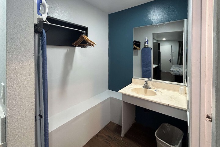 Room 4 of 10