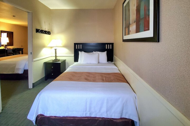 Room 50 of 76
