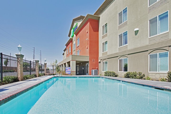 Holiday Inn Express and Suites Modesto by IHG