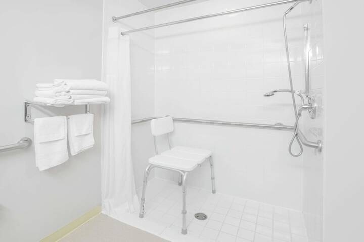 Microtel Inn & Suites by Wyndham Manistee