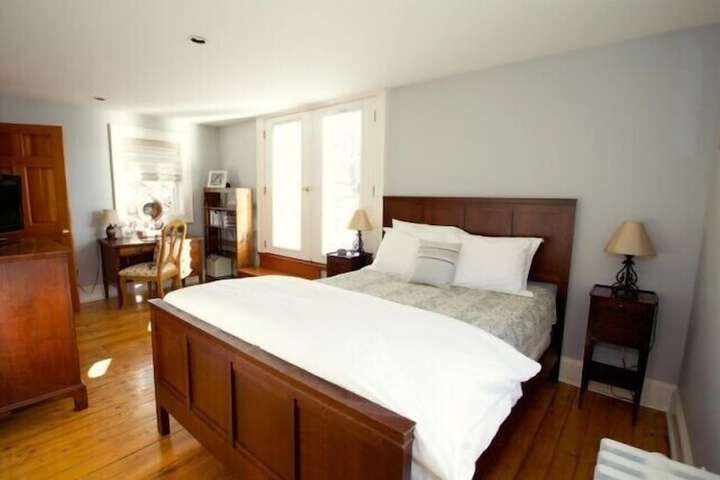 24 East Main Street B & B