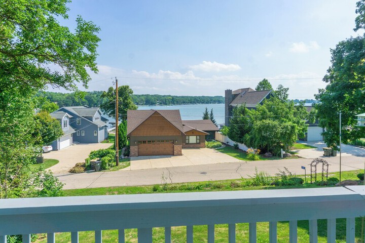 Lake Mary View: Pickleball Paradise Penthouse Unit