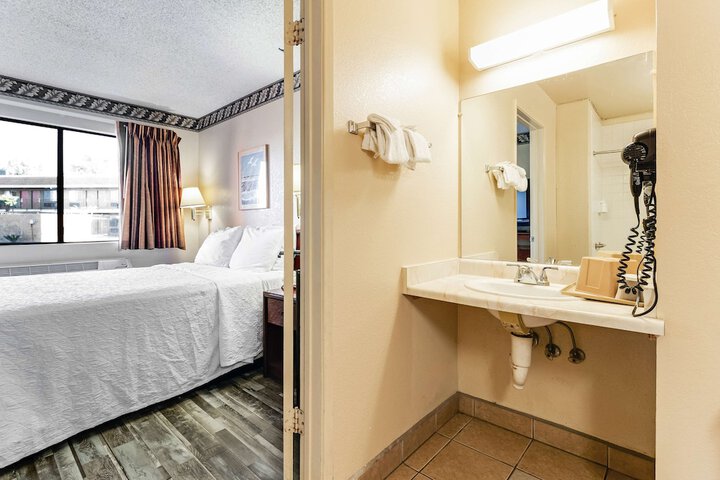 Room 5 of 28