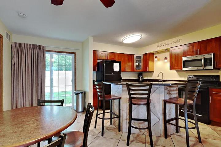 Put-in-Bay Poolview Condo #4