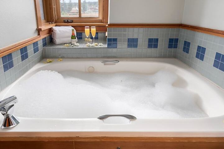 Hot Tub 93 of 101