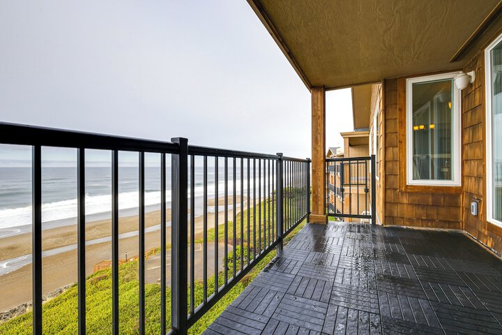 Lincoln City Condo: Pool Access Walk to Beach!