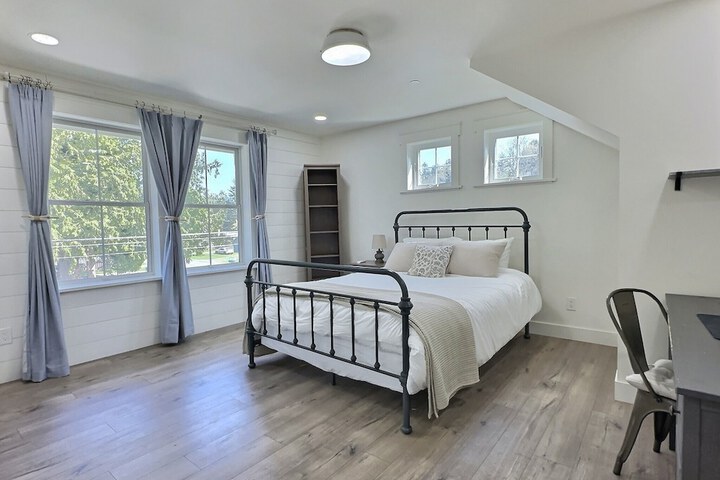 Serene 5BR Farmhouse Retreat Shoreline