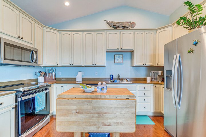 Steps to Beach: Waterfront Cedar Key Home!