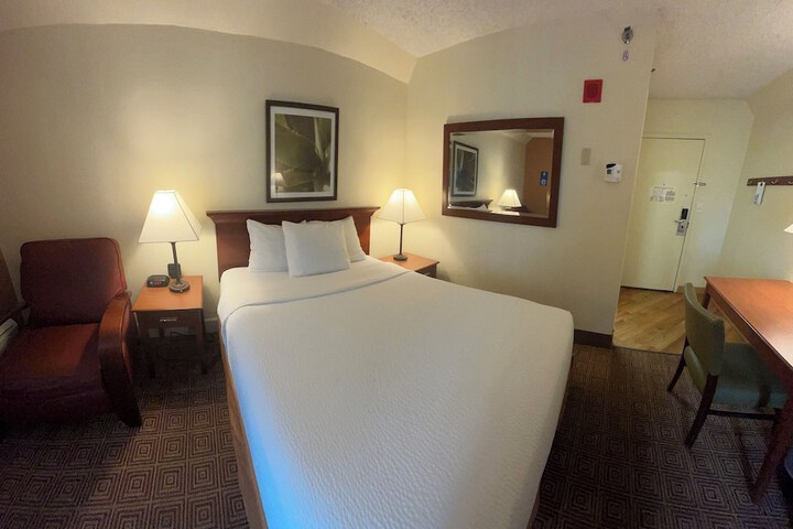 La Quinta Inn & Suites by Wyndham Stamford / New York City