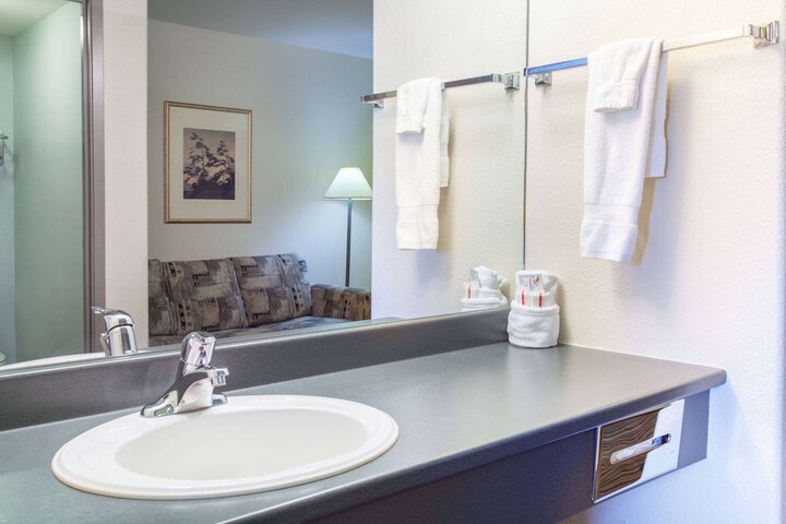 Super 8 by Wyndham Truro NS