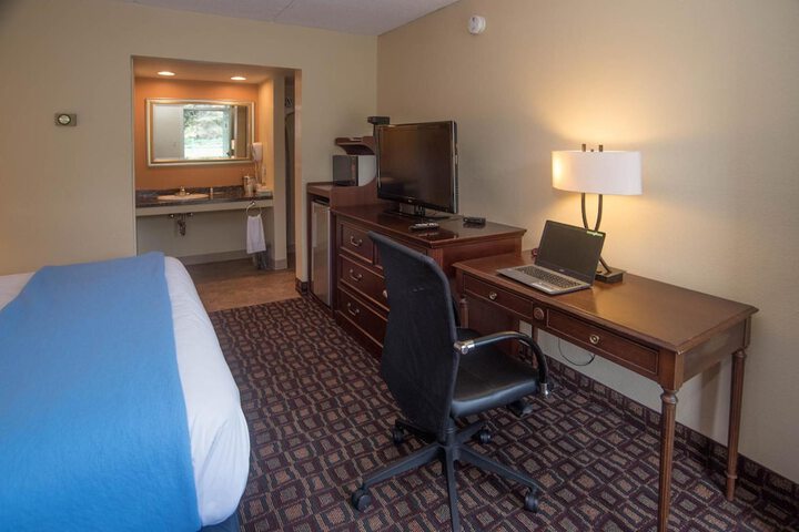Room 25 of 37
