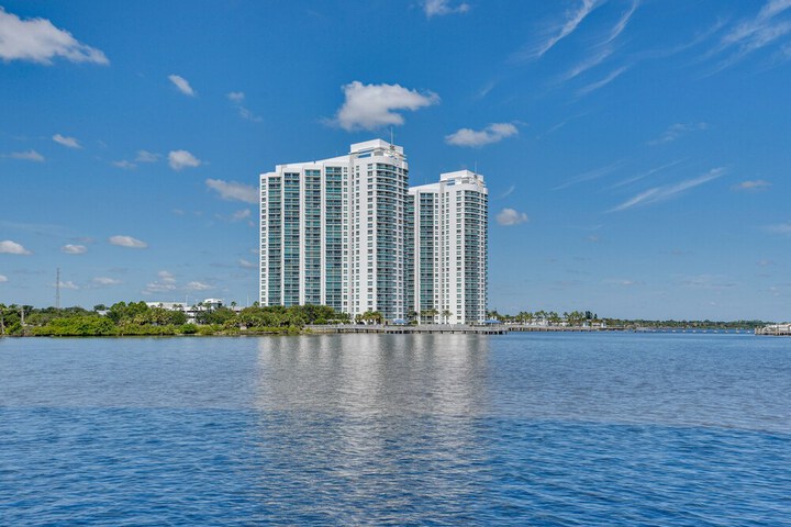 Luxe Resort Condo - 2 Mi to Daytona Beach!