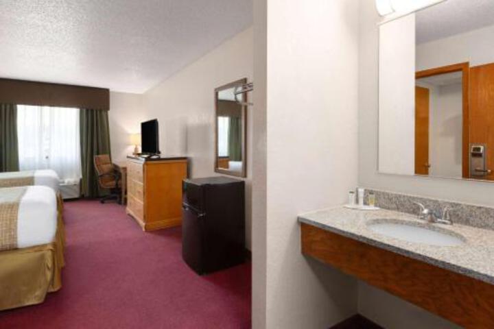 Smart Choice Inn and Suites