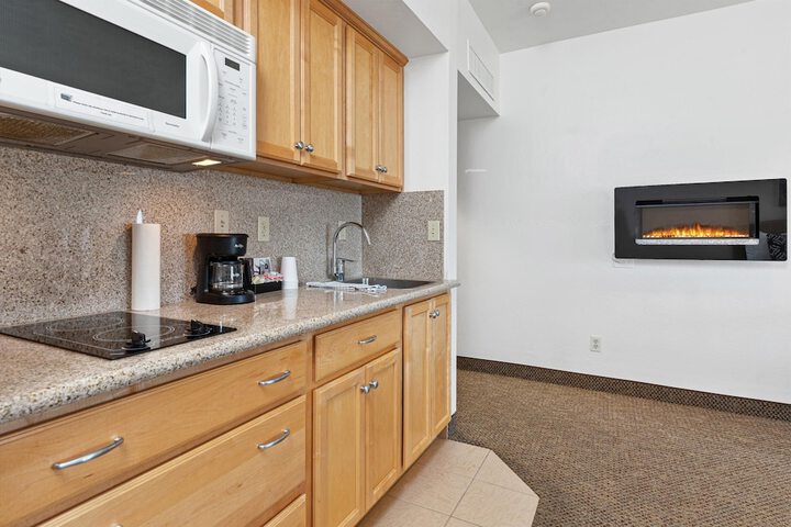 Beach House Inn & Suites