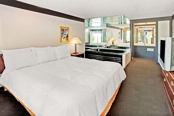 Suite 9 of 16