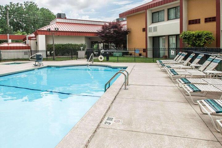 Quality Inn & Suites Kansas City I-435n Near Sports Complex