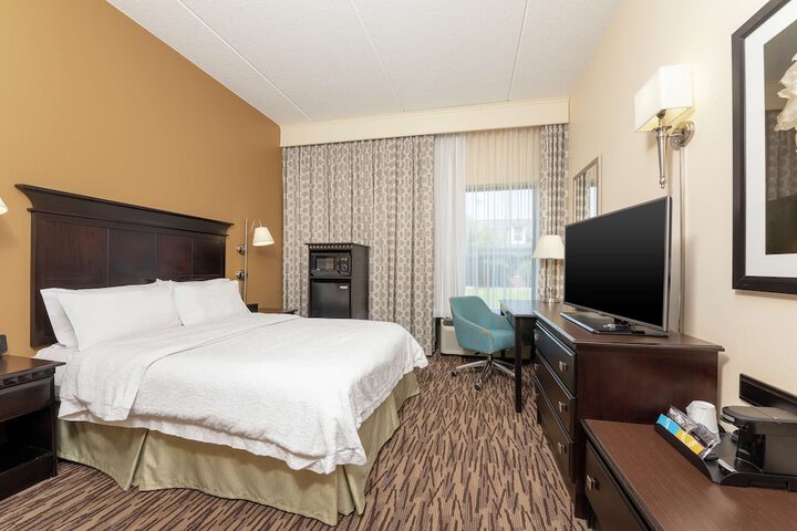 Hampton Inn & Suites Cleveland-Airport / Middleburg Heights