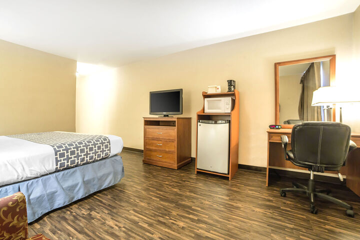 Econo Lodge Inn & Suites