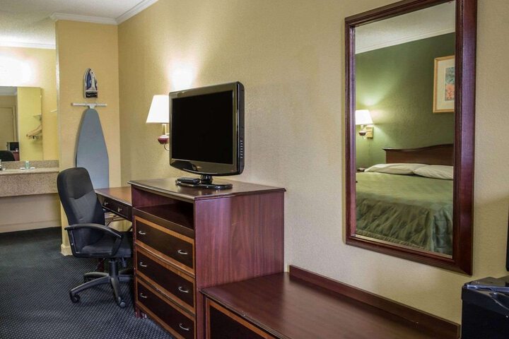 Rodeway Inn & Suites Plymouth Hwy 64
