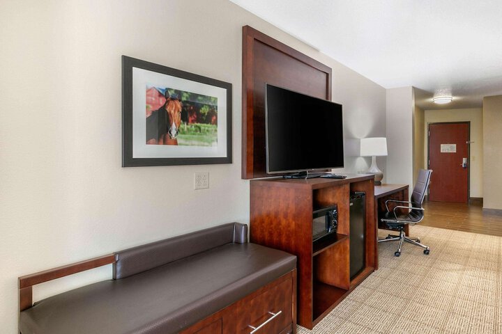 Comfort Suites Hopkinsville near Fort Campbell
