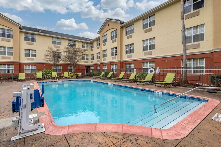 Pool 4 of 35