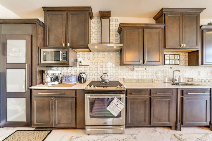 Spacious Waterfront Yorkville Getaway w / Yard