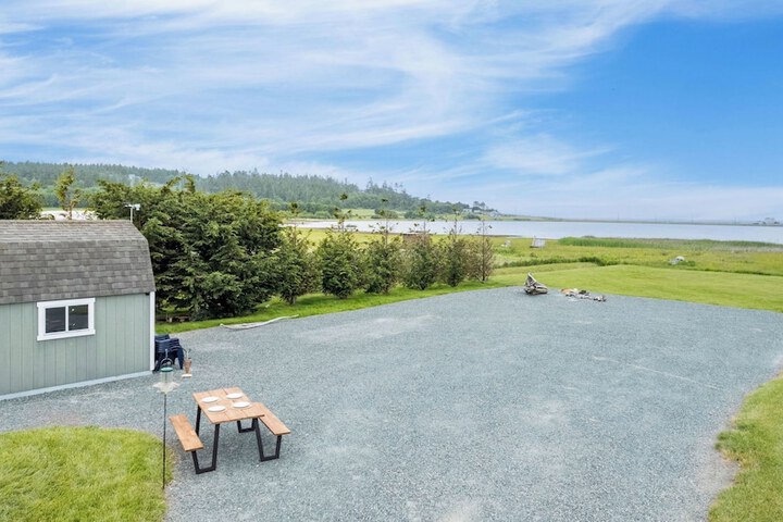 Swan Lake Cottage by Avantstay Views + Firepit