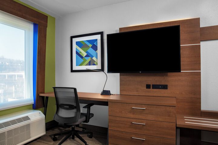 Holiday Inn Express Charleston-Civic Center by IHG