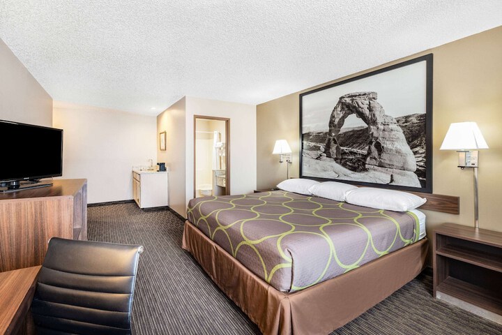 Room 27 of 37