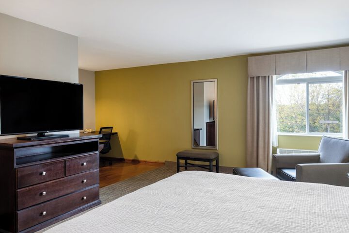 Holiday Inn Express & Suites Chicago-Libertyville by IHG