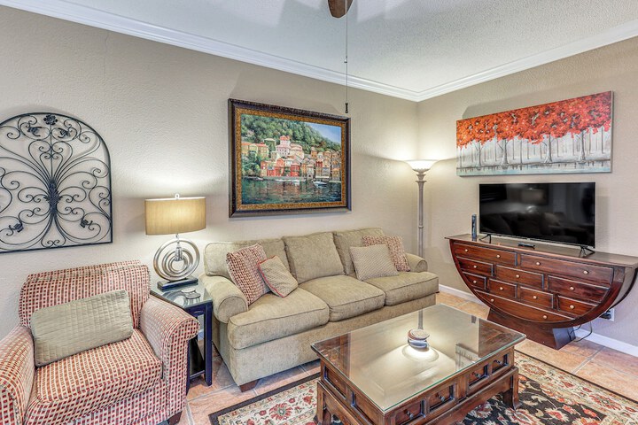 Sunroom & Yard: Charming Hot Springs Home!