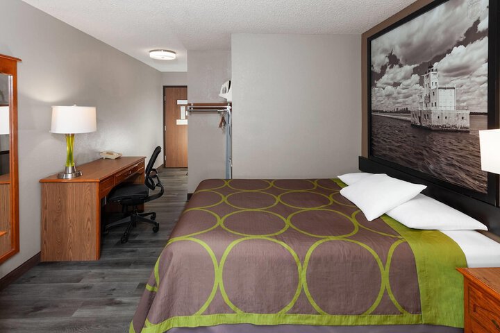 Super 8 by Wyndham Green Bay Near Stadium