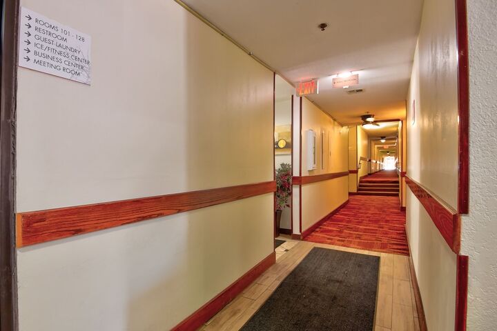 Ballroom/Hall 35 of 37
