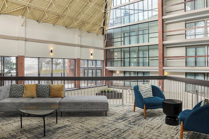 Holiday Inn Oakville Centre by IHG