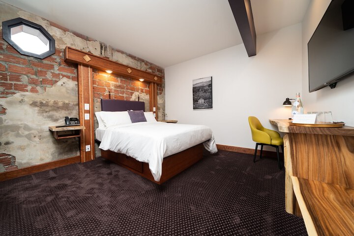 The Horton Hotel and Rooftop Lounge