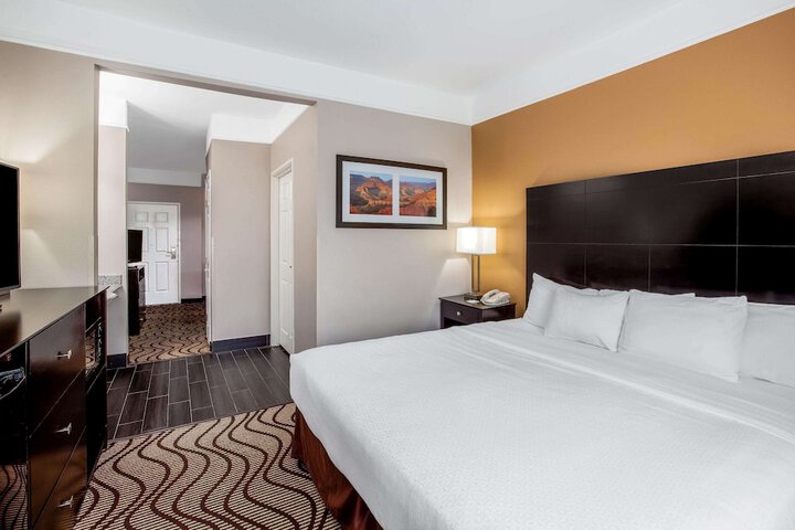 La Quinta Inn & Suites by Wyndham Pasadena