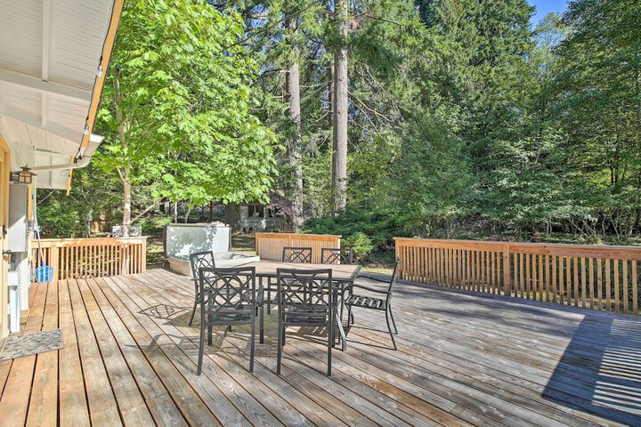 Cozy black Bear Retreat by Mount Rainier!