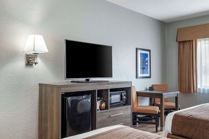Best Western Plus Victoria Inn & Suites