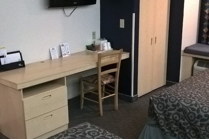 Days Inn & Suites by Wyndham Hutchinson