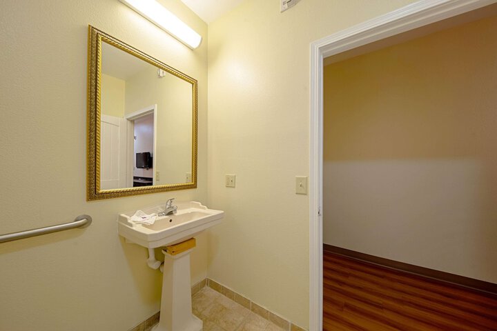 Room 16 of 34
