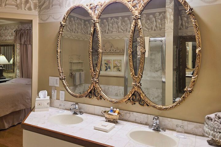 Twin Pine Manor Bed & Breakfast