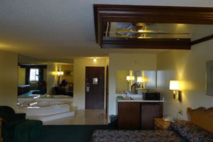Magnuson Hotel & Suites Bellevue