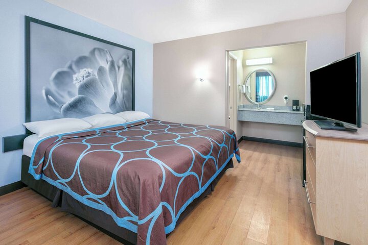 Room 17 of 39